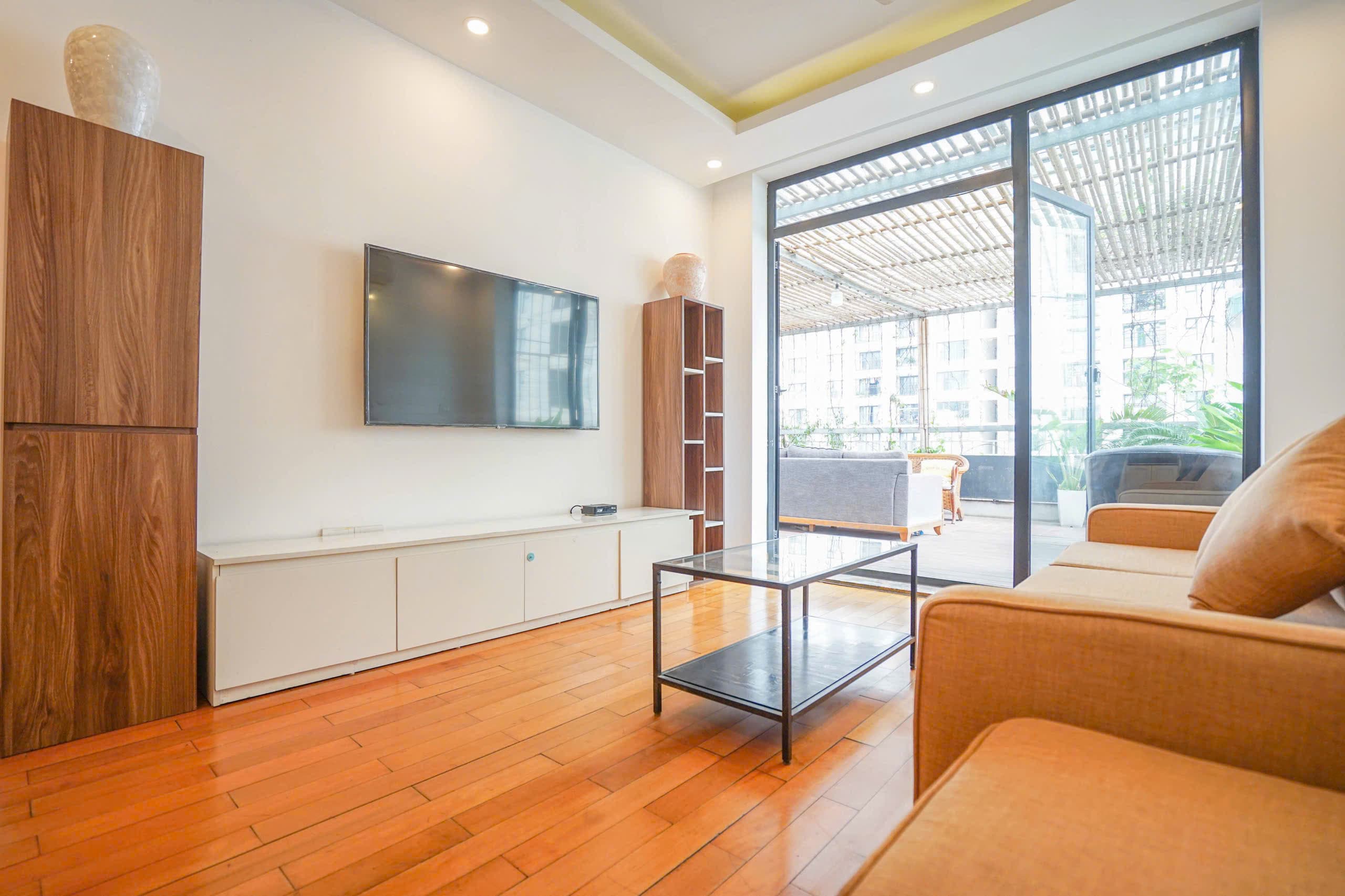 Bright 3 bedroom apartment in Dang Thai Mai