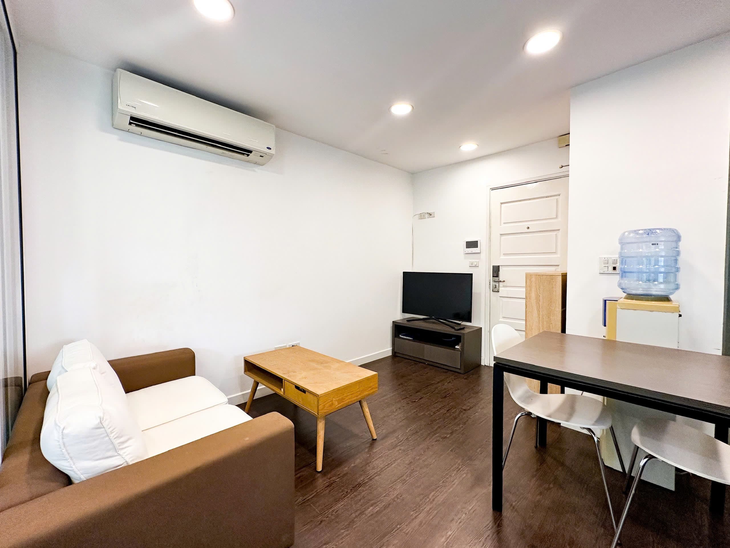 Cozy 1 Bedroom Apartment with Balcony on To Ngoc Van