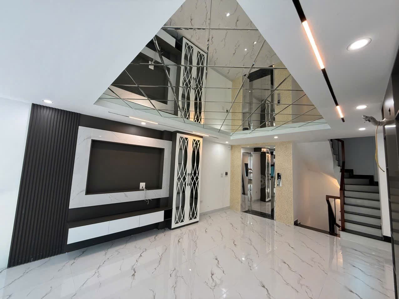 6-Storey House for Rent in Long Bien – 3 En-Suite Bedrooms, Rooftop & Office Potential