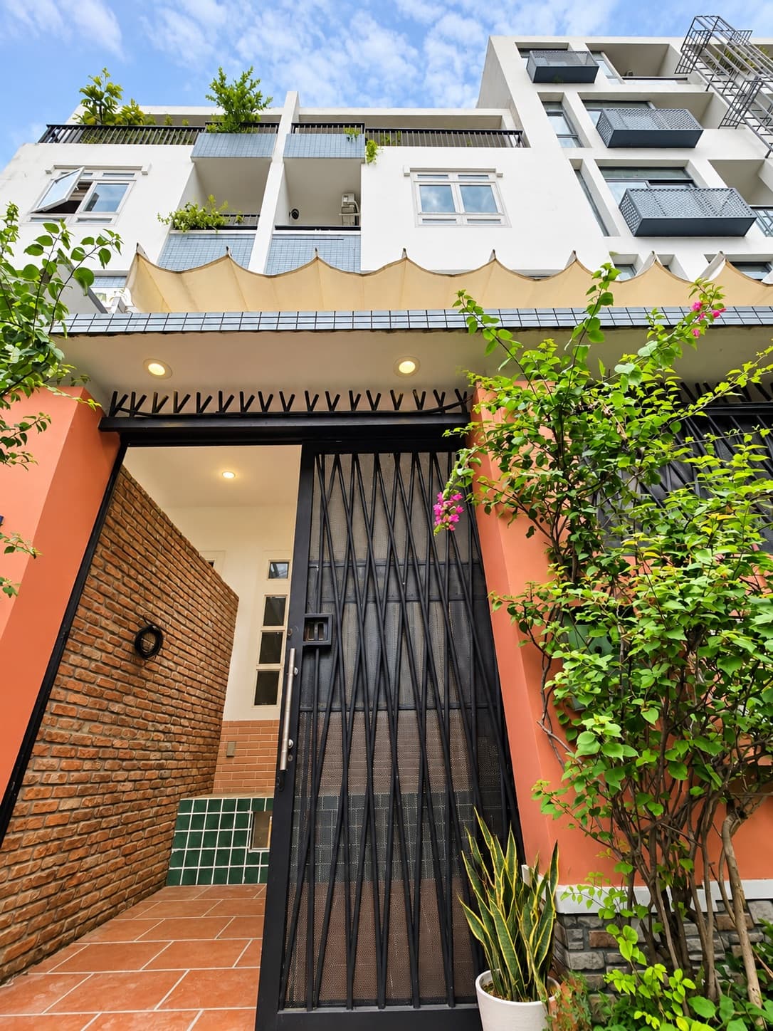 Balcony 2-Bed Townhouse for Rent in Quận 2, Ho Chi Minh City