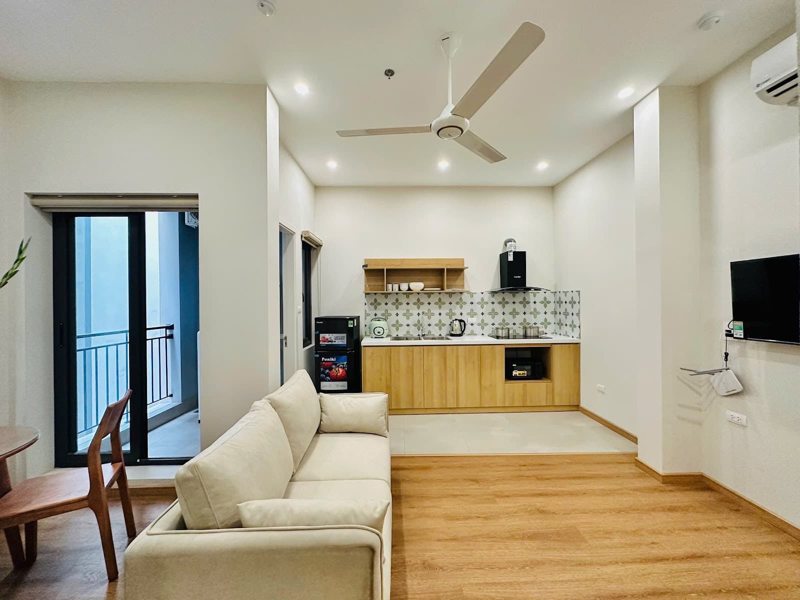 Nice Decor 1-Bedroom Flat with Balcony on To Ngoc Van, Tây Hồ