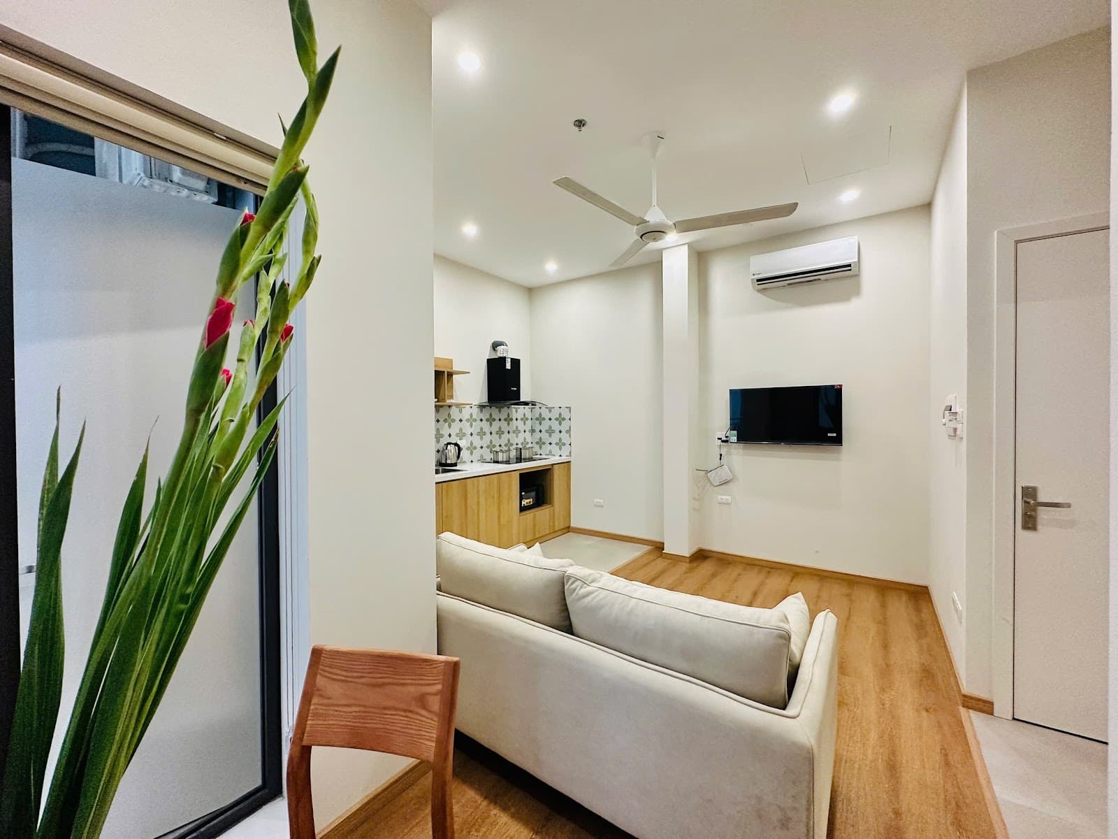 Nice Decor 1-Bedroom Flat with Balcony on To Ngoc Van, Tây Hồ 3