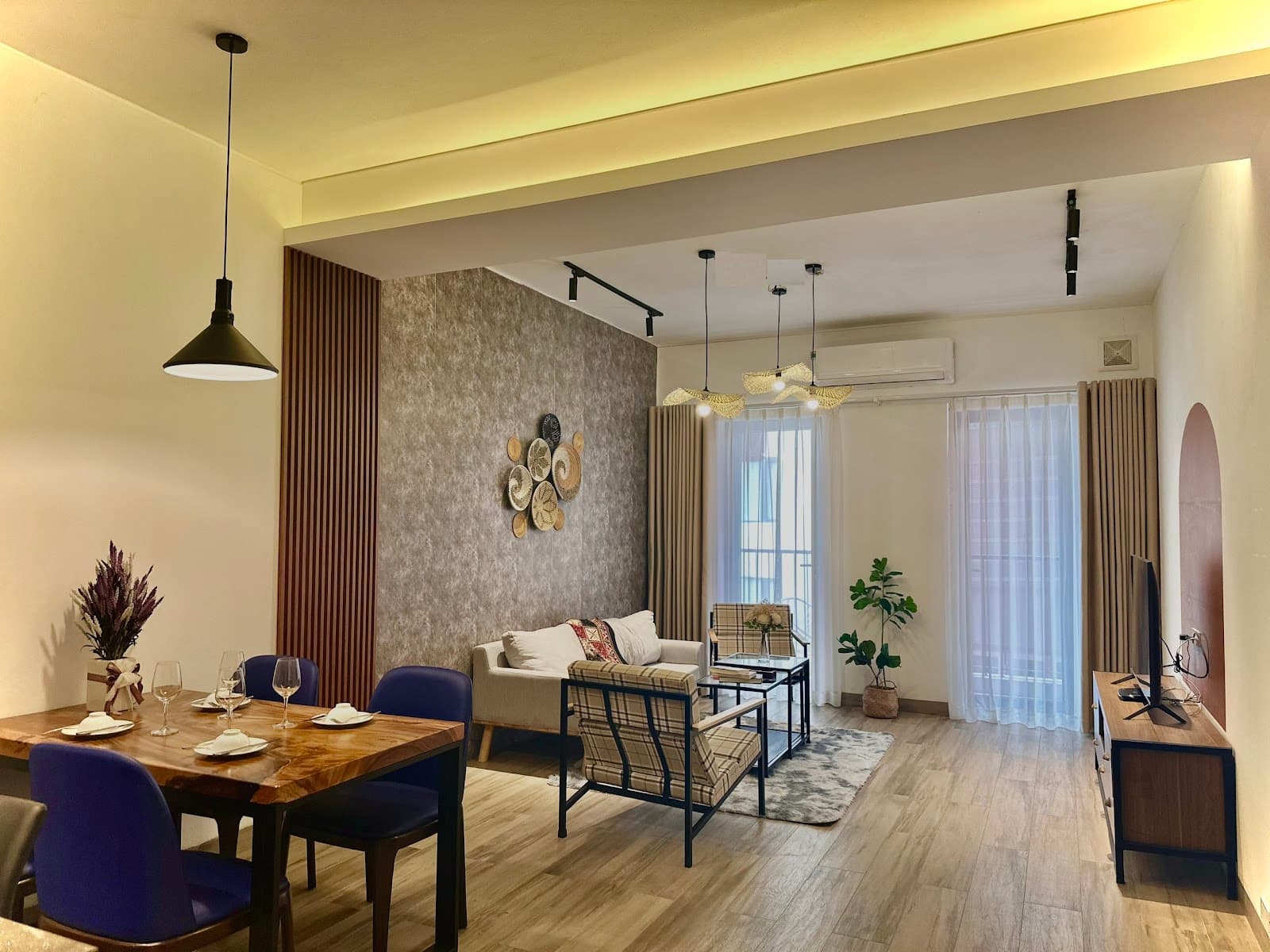 Lake View 2-Bed Apartment in Tay Ho