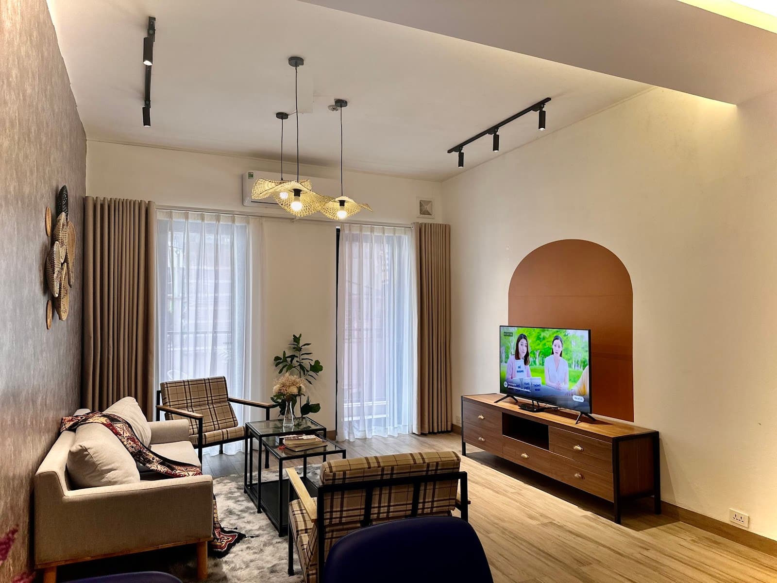 Lake View 2-Bed Apartment in Tay Ho 3