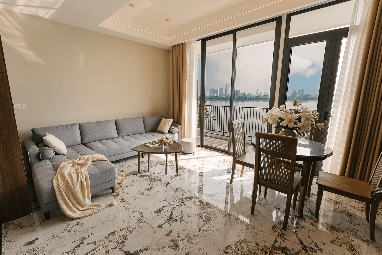 Lake View 3-Bed Apartment in Tây Hồ · 138 Vu Mien 2
