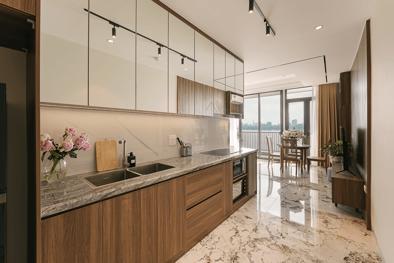 Lake View 3-Bed Apartment in Tây Hồ · 138 Vu Mien 3