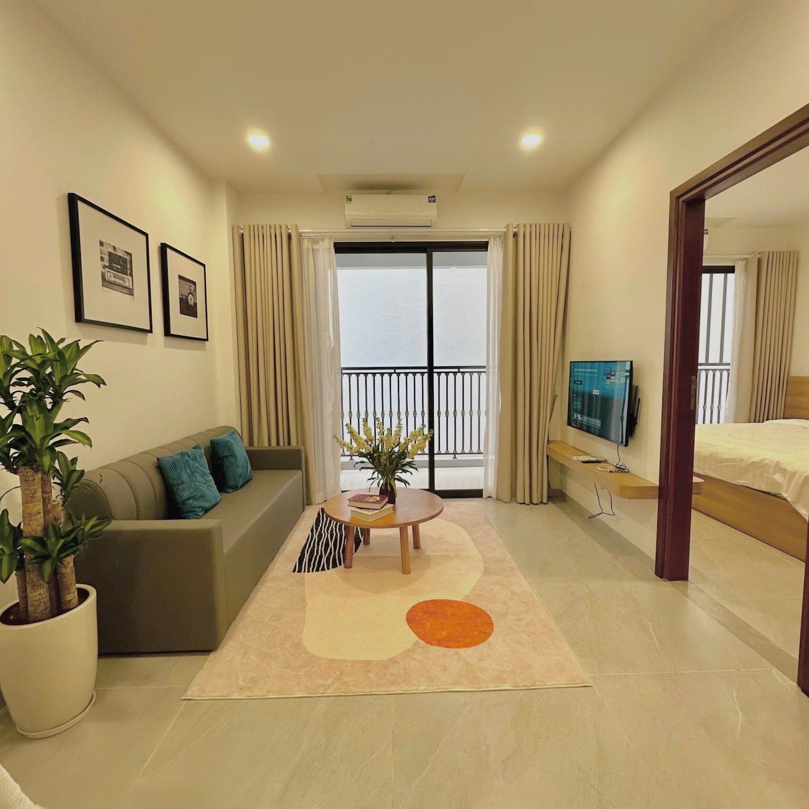1-Bedroom Apartment with Balcony in Tây Hồ · TRỊNH CÔNG SƠN (Unit 202) 2