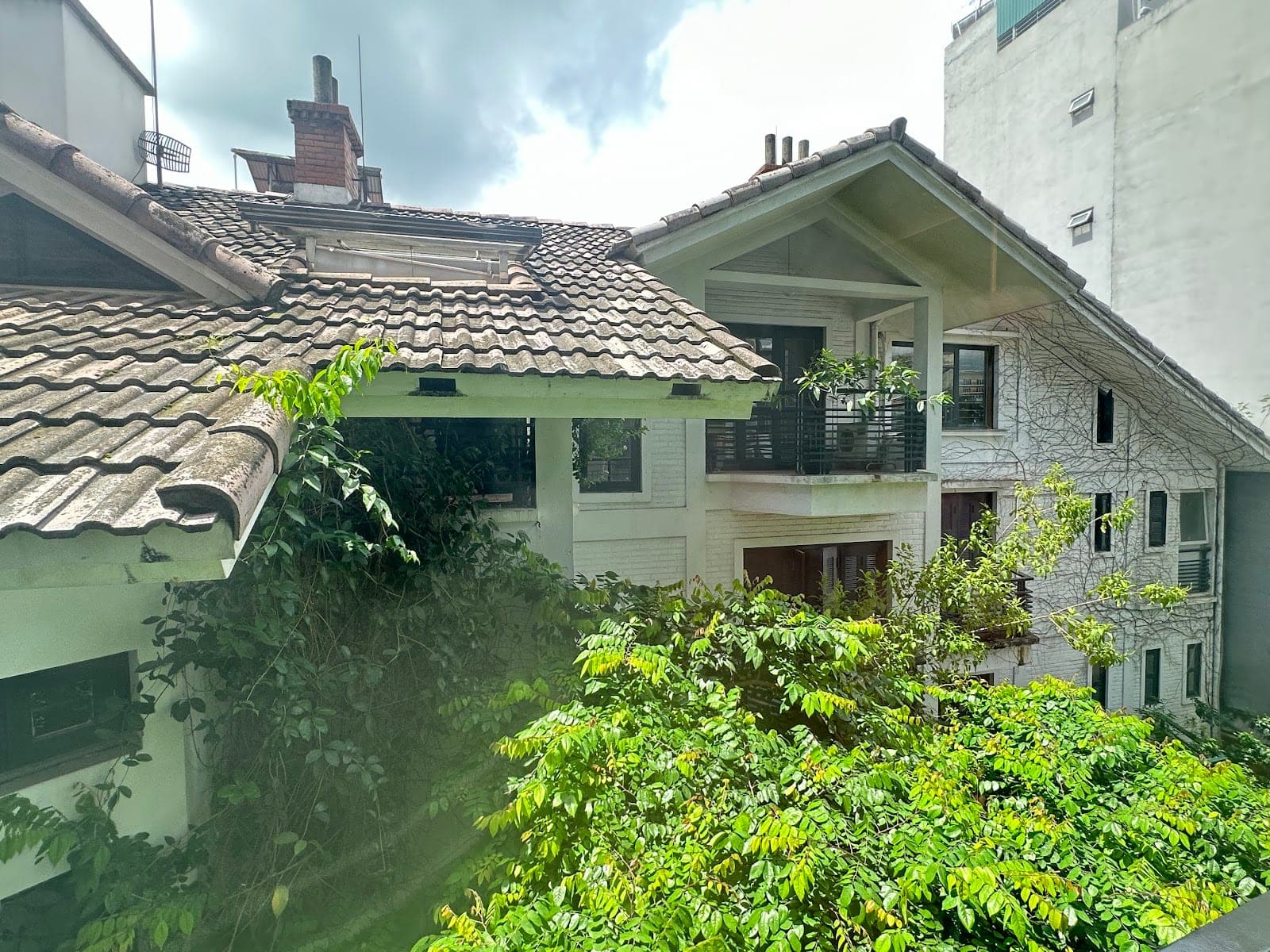 Natural Bright 2-Bed Apartment in Tay Ho 2