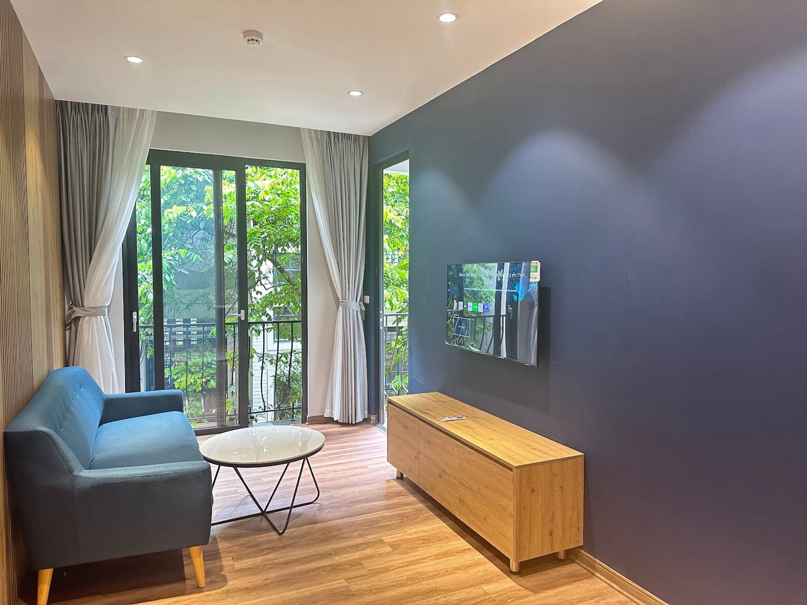Balcony 2-Bed Apartment in Tay Ho 3