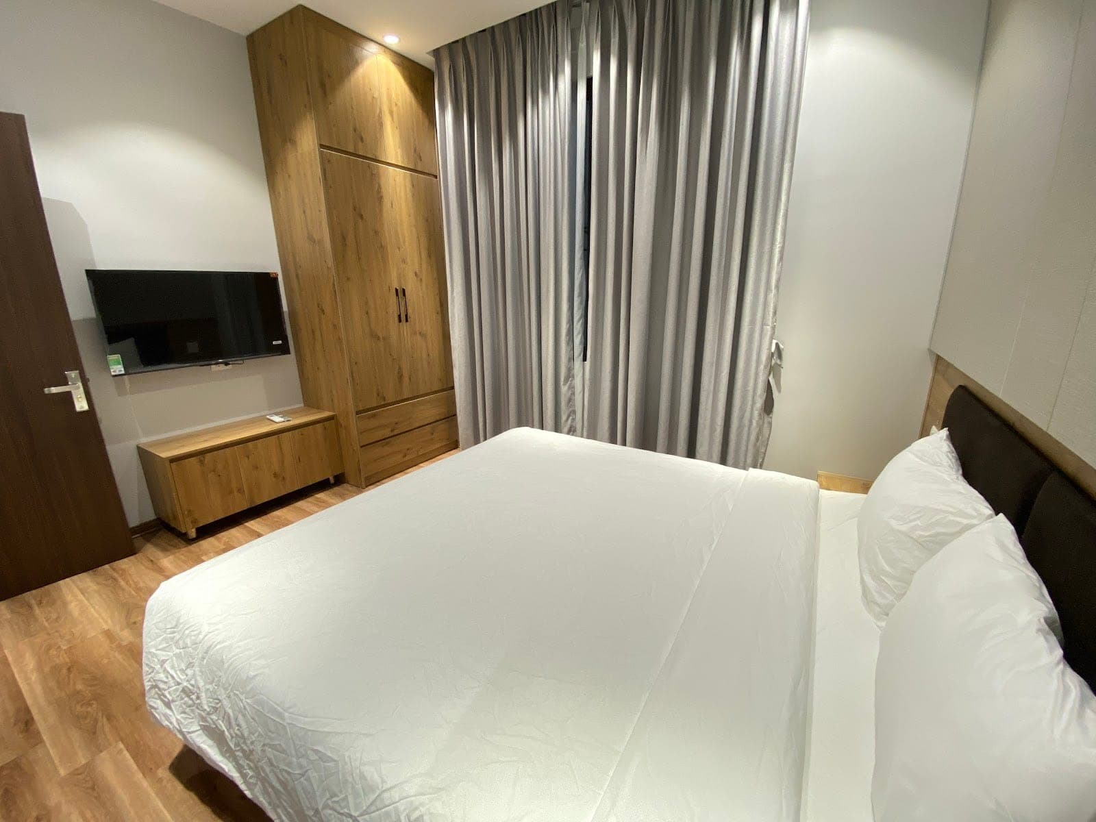 Moder-styled 2-Bed Apartment in Tay Ho 3