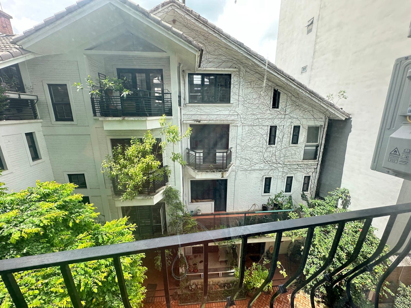 Modern-Design 2-Bed Apartment in Tay Ho 2