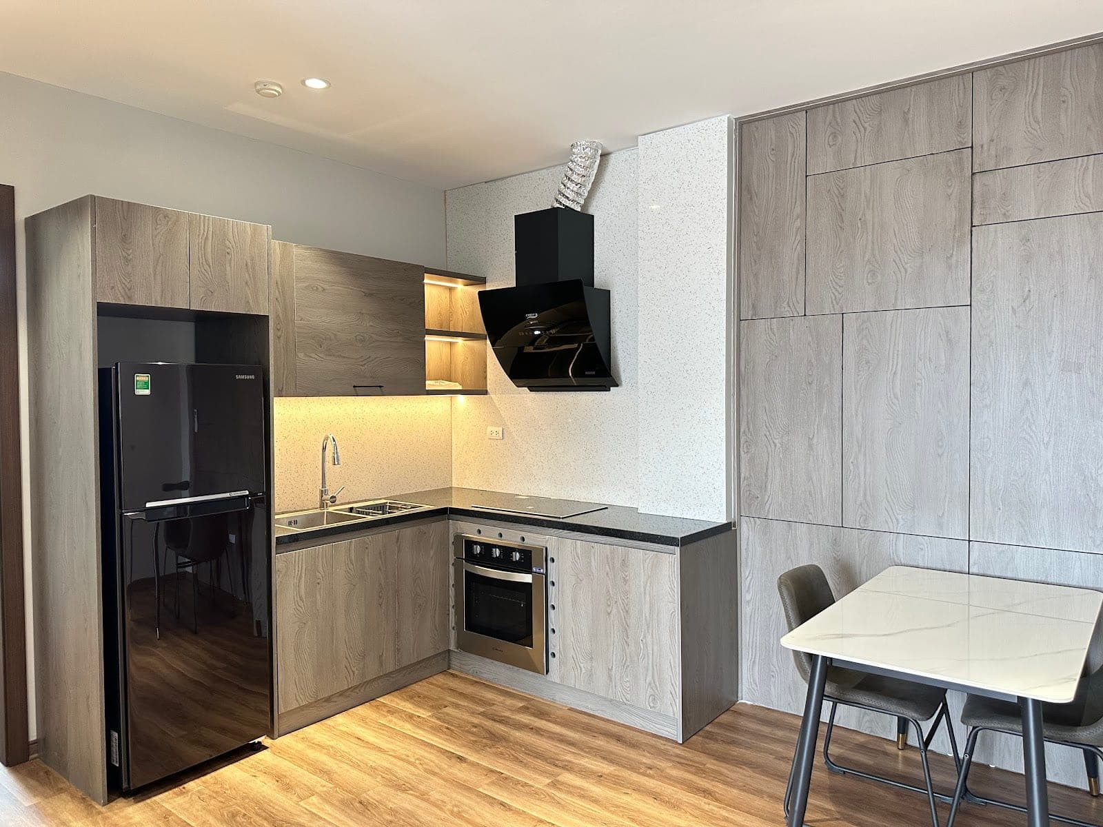 High Floor Modern 2-Bed Apartment in Tay Ho 3