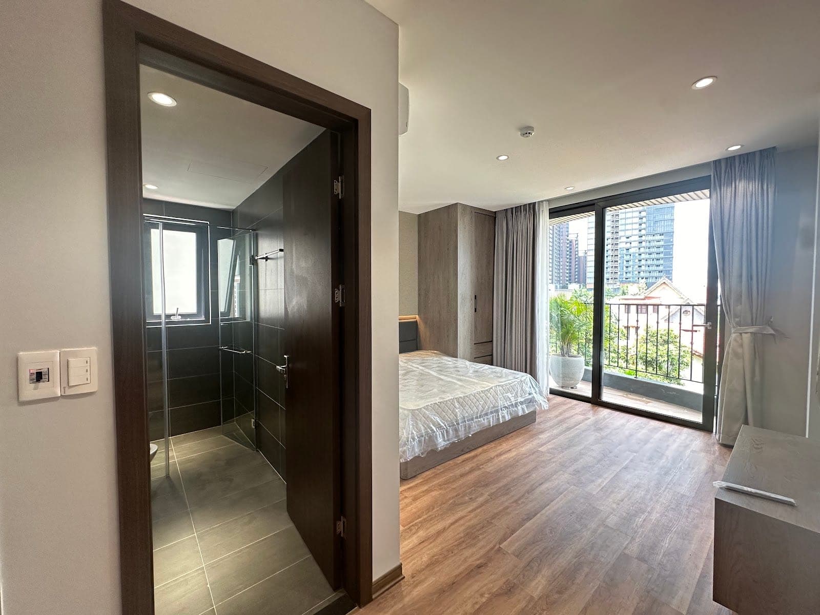 High Floor Modern 2-Bed Apartment in Tay Ho 2