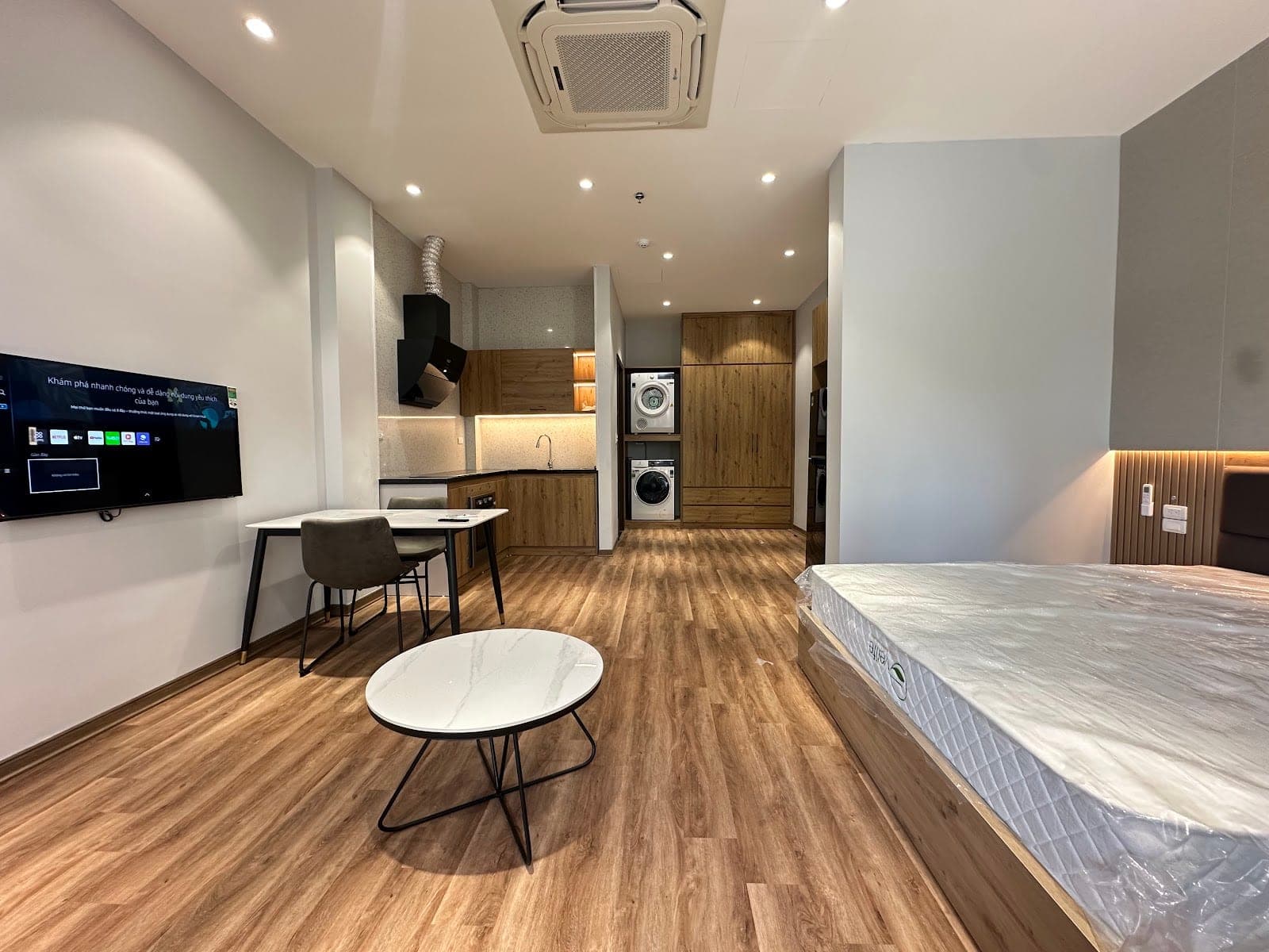 Comfy Studio in Tay Ho