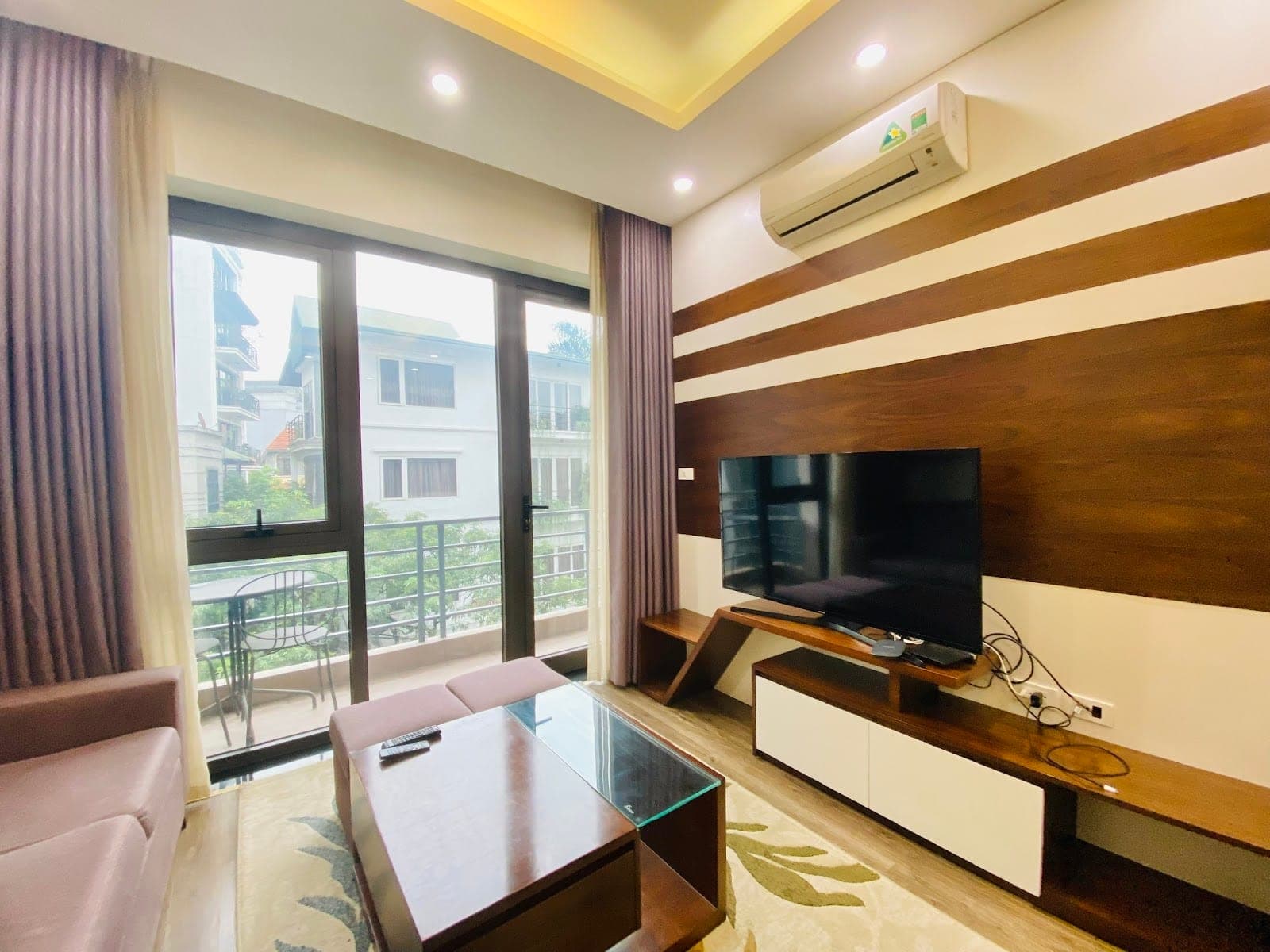 1-Bed Apartment with Balcony in Tây Hồ · To Ngoc Van (Unit 401) 2