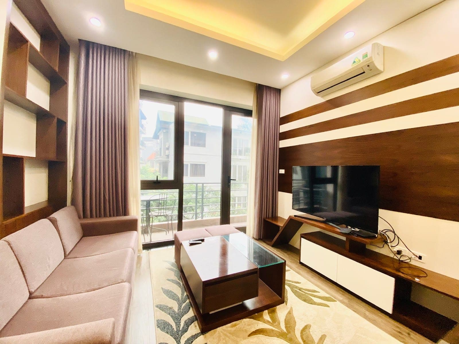 1-Bed Apartment with Balcony in Tây Hồ · To Ngoc Van (Unit 401)