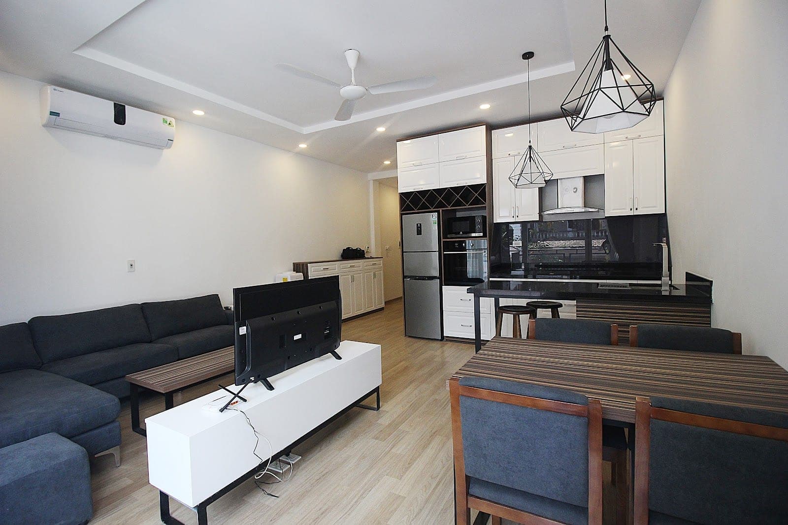 2-Bedroom Apartment with Balcony on 2nd Floor in Tây Hồ · 12/2/5 Đặng Thai Mai 3
