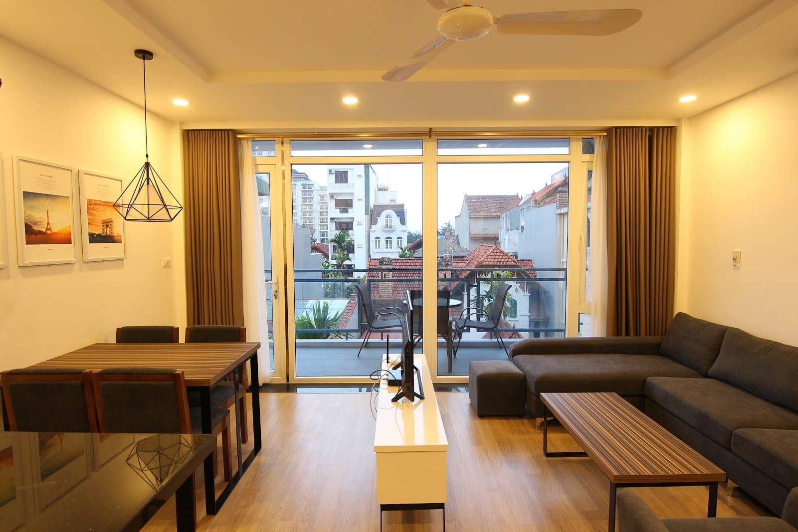 2-Bedroom Apartment with Big Balcony ion ngõ 12/2/5 Đặng Thai Mai, Tay Ho (Unit Tầng 5)
