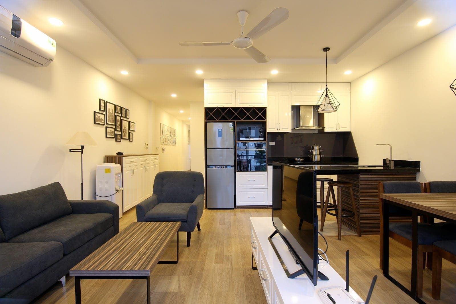 2-Bedroom Apartment with Big Balcony ion ngõ 12/2/5 Đặng Thai Mai, Tay Ho (Unit Tầng 5) 2
