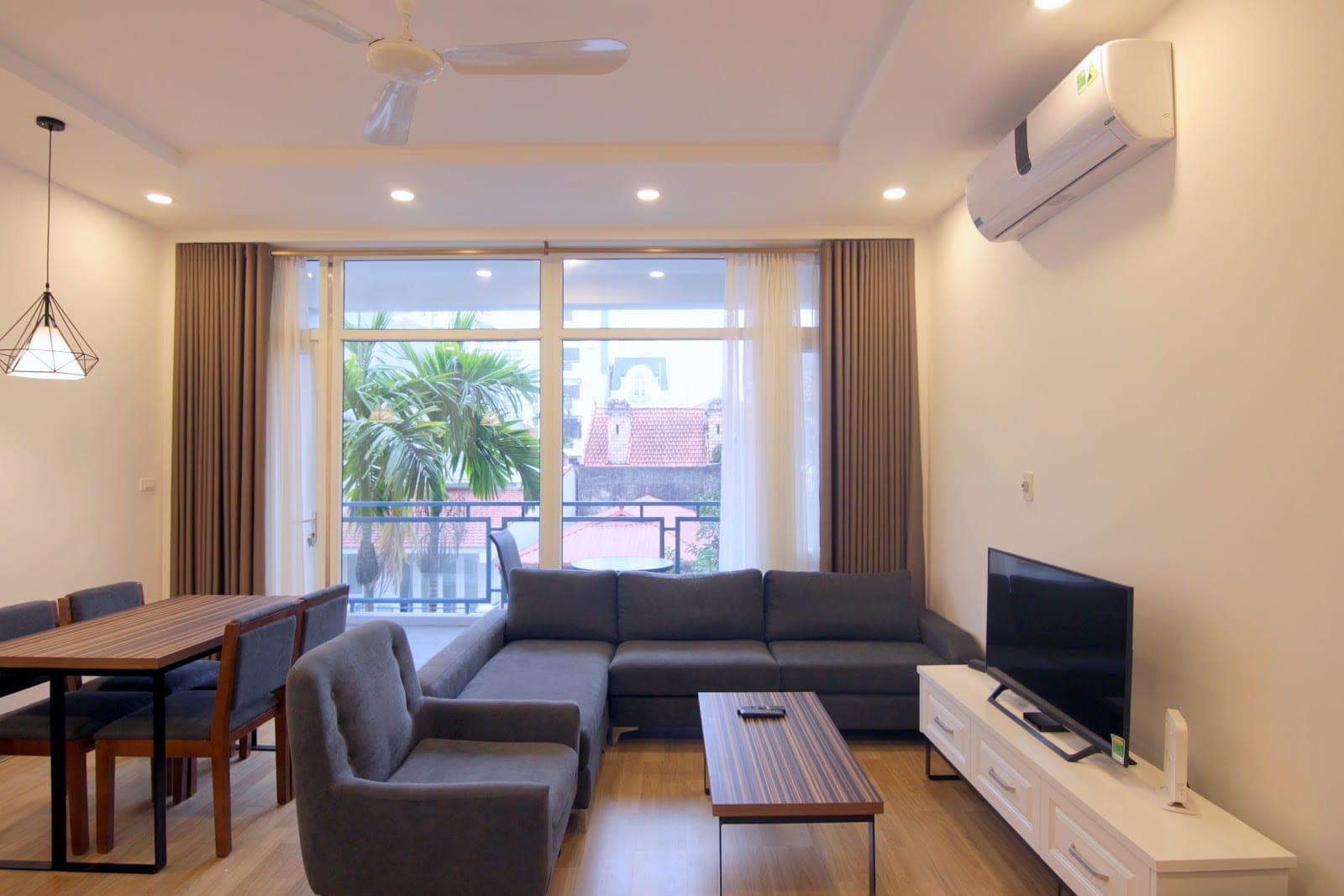 4th Floor 2-Bedroom Apartment with Balcony in Tây Hồ · 12/2/5 Đặng Thai Mai (Unit Tầng 4)
