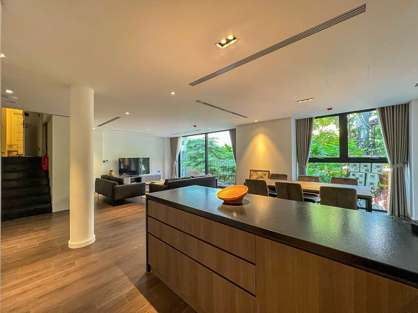 Balcony 3-Bed Apartment for Rent in West Lake, Hanoi
