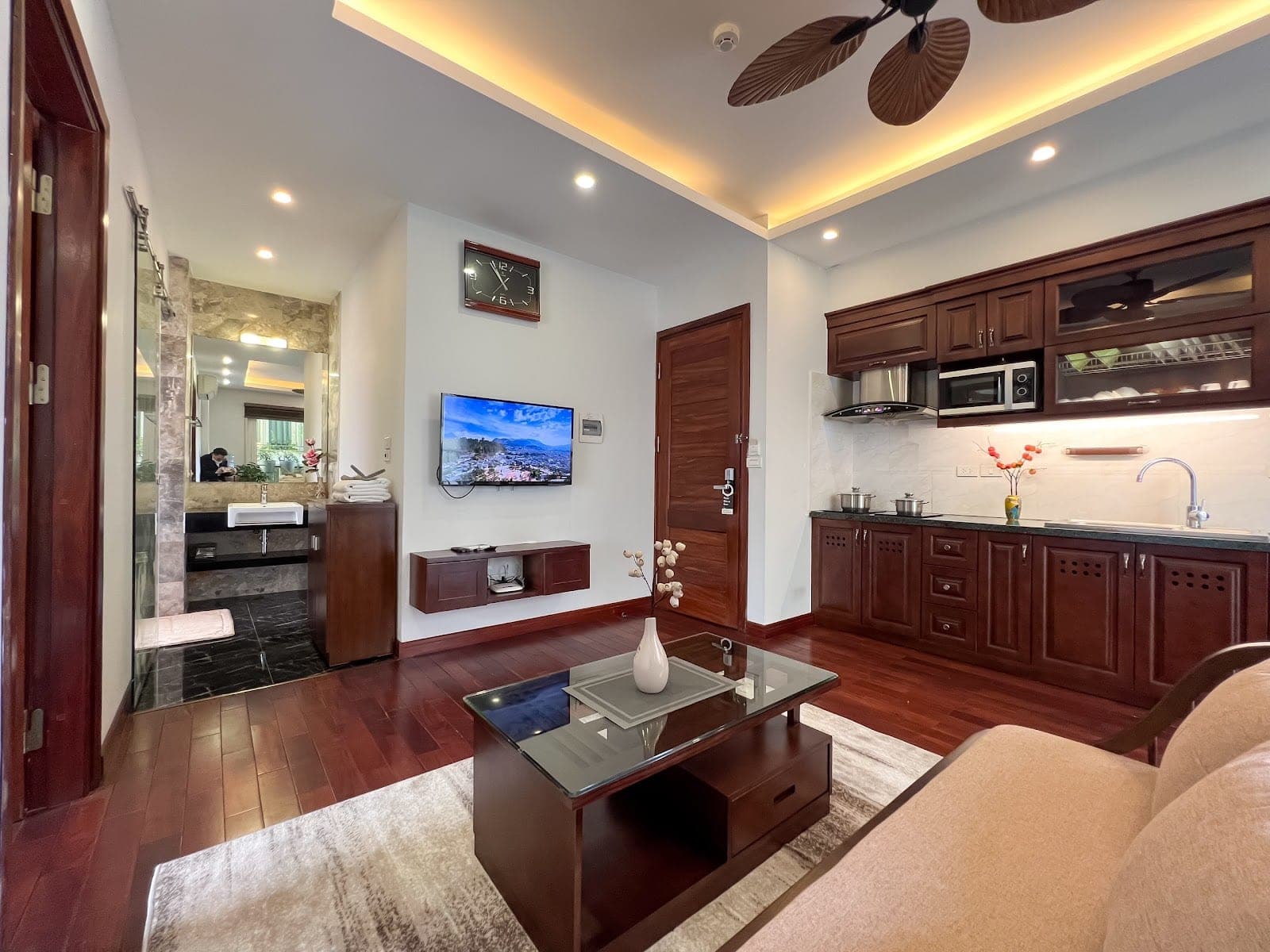 Airy Balcony 1-Bed Apartment in Ba Dinh