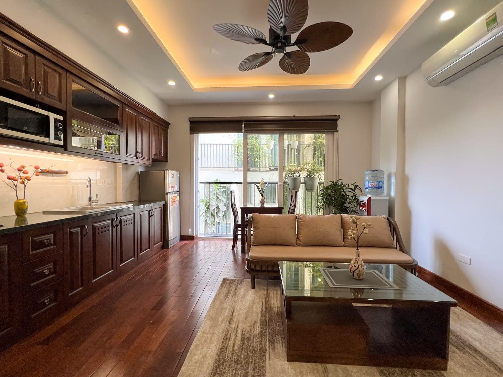 Bright Balcony 1-Bed Apartment in Ba Dinh