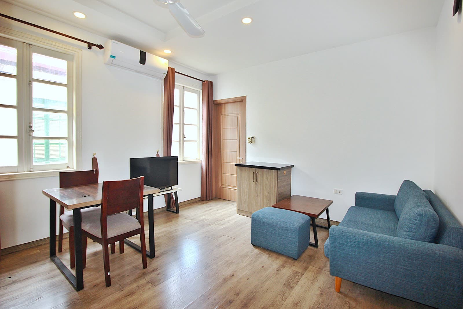 Quaint 1-Bedroom Apartment in Tây Hồ · 32/18 Tô Ngọc Vân · Ref 6E4E72 2
