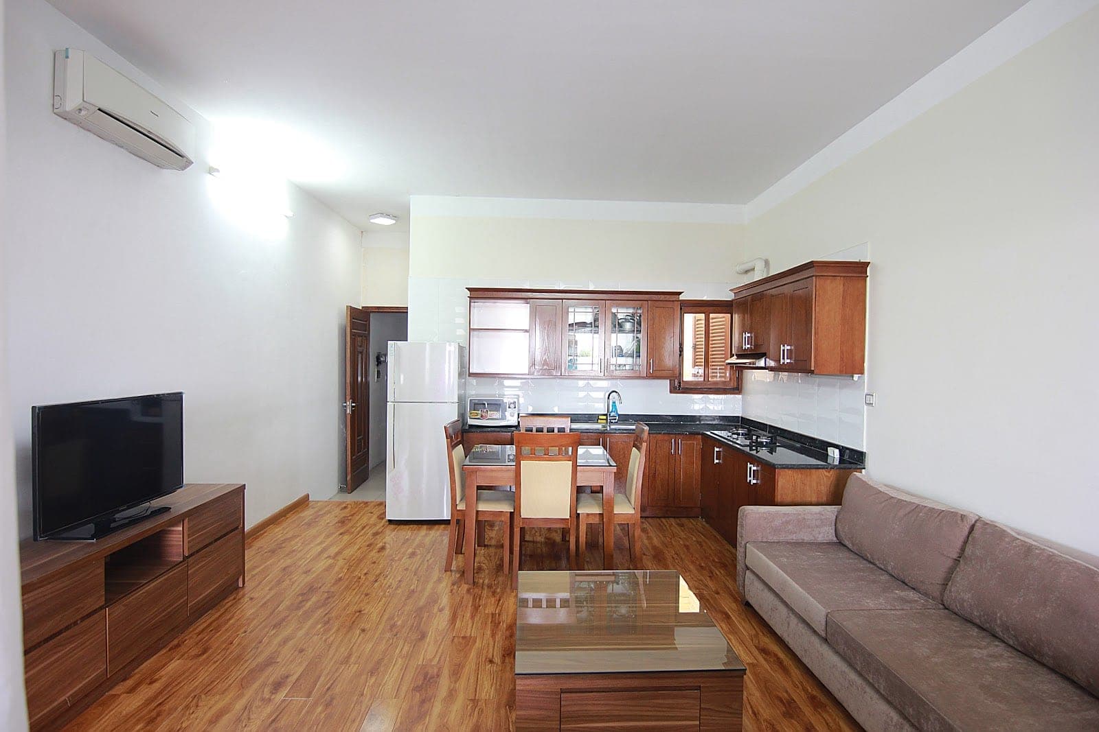 Homely 1-Bedroom Apartment in Tây Hồ · Ngõ 275 Âu Cơ (Unit Tầng 8)