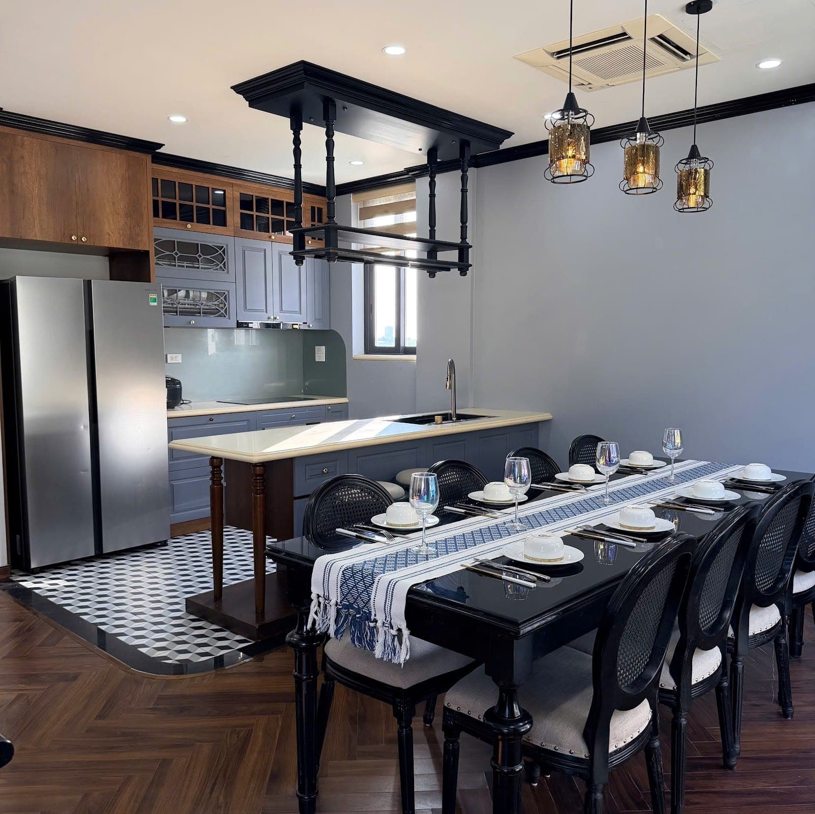 Expansive Lake View 3-Bed Apartment in Tây Hồ · ĐẶNG THAI MAI