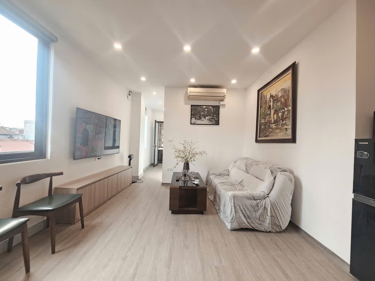 City View 2-Bed Apartment in Tây Hồ · 347 Âu Cơ (Unit 502) 3