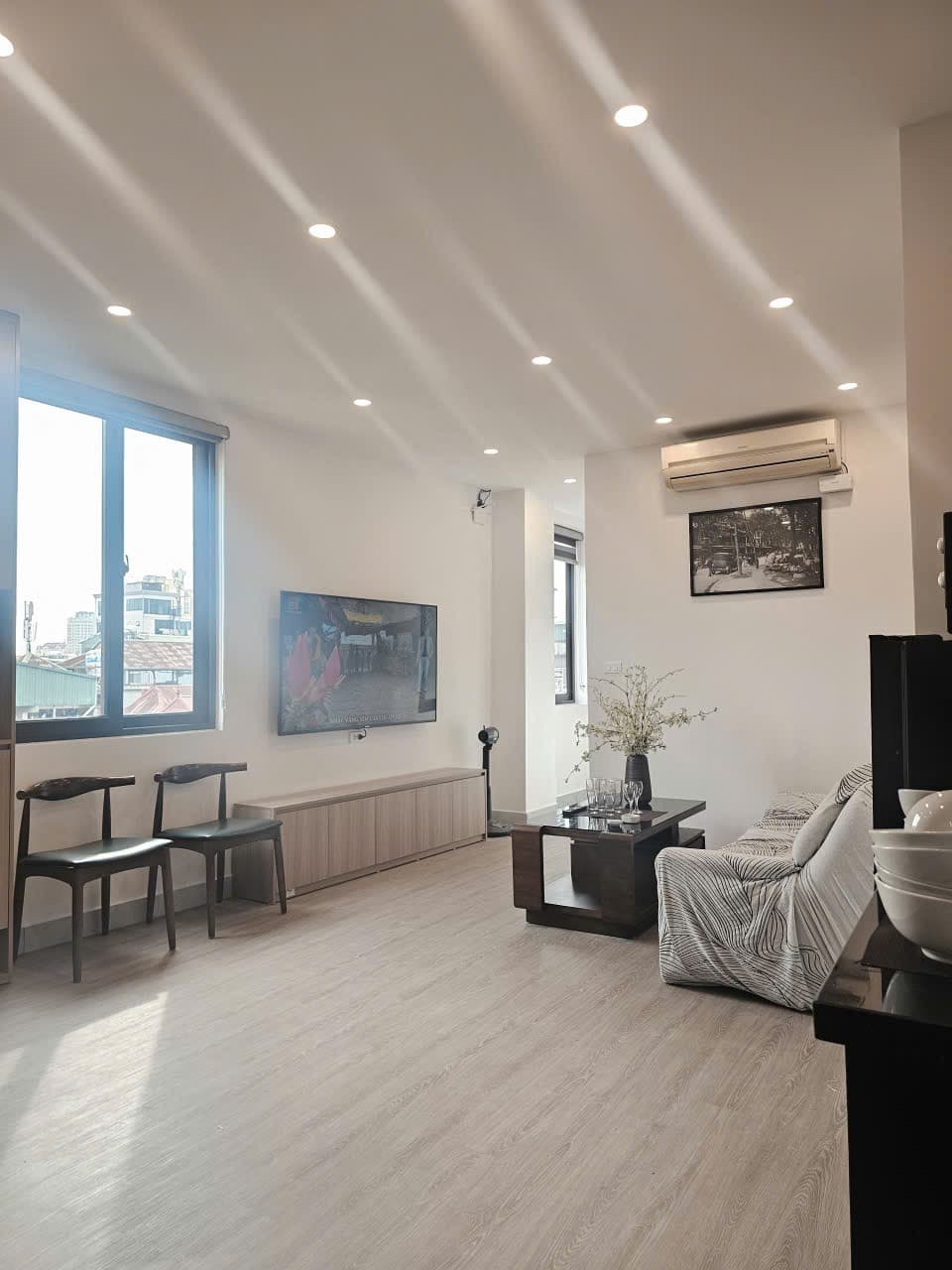 City View 2-Bed Apartment in Tây Hồ · 347 Âu Cơ (Unit 502) 2