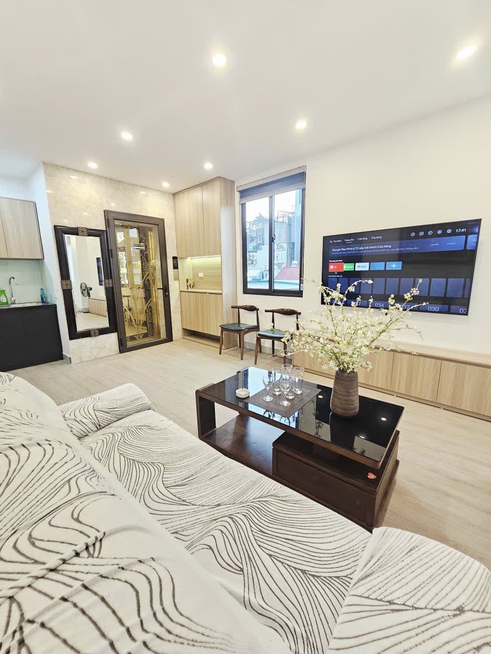 Furnished Studio in Tây Hồ · 347 Âu Cơ (Unit 501) 3