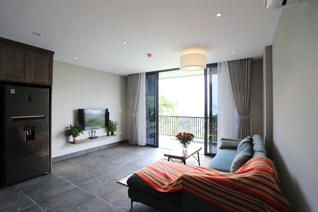 Lake View 2-Bed Apartment in Tây Hồ · 399 Au Co (Unit 501)