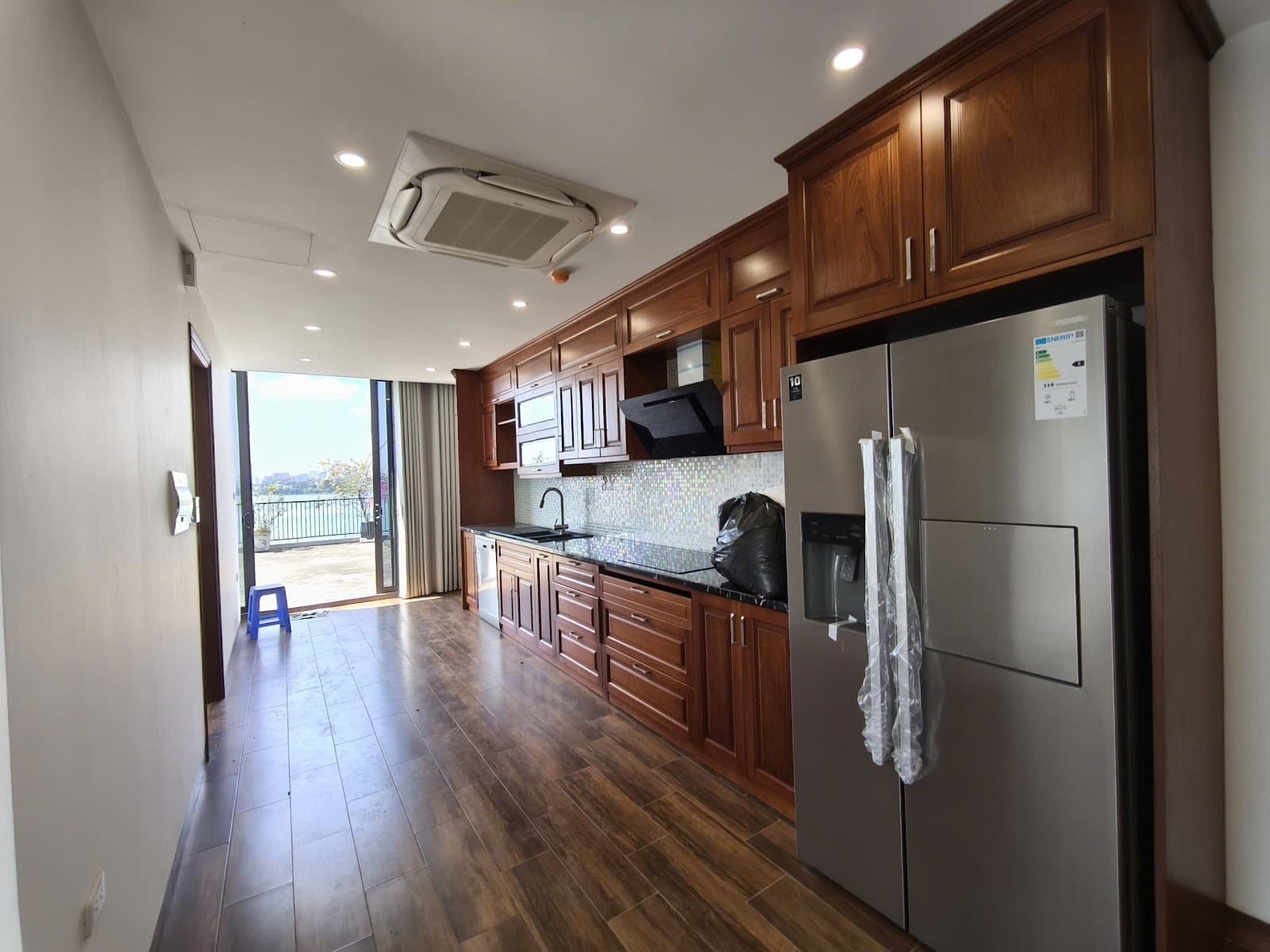 Top Floor Lake View 1-Bedroom Apartment with Terrace at 399 Au Co, Tây Hồ 2