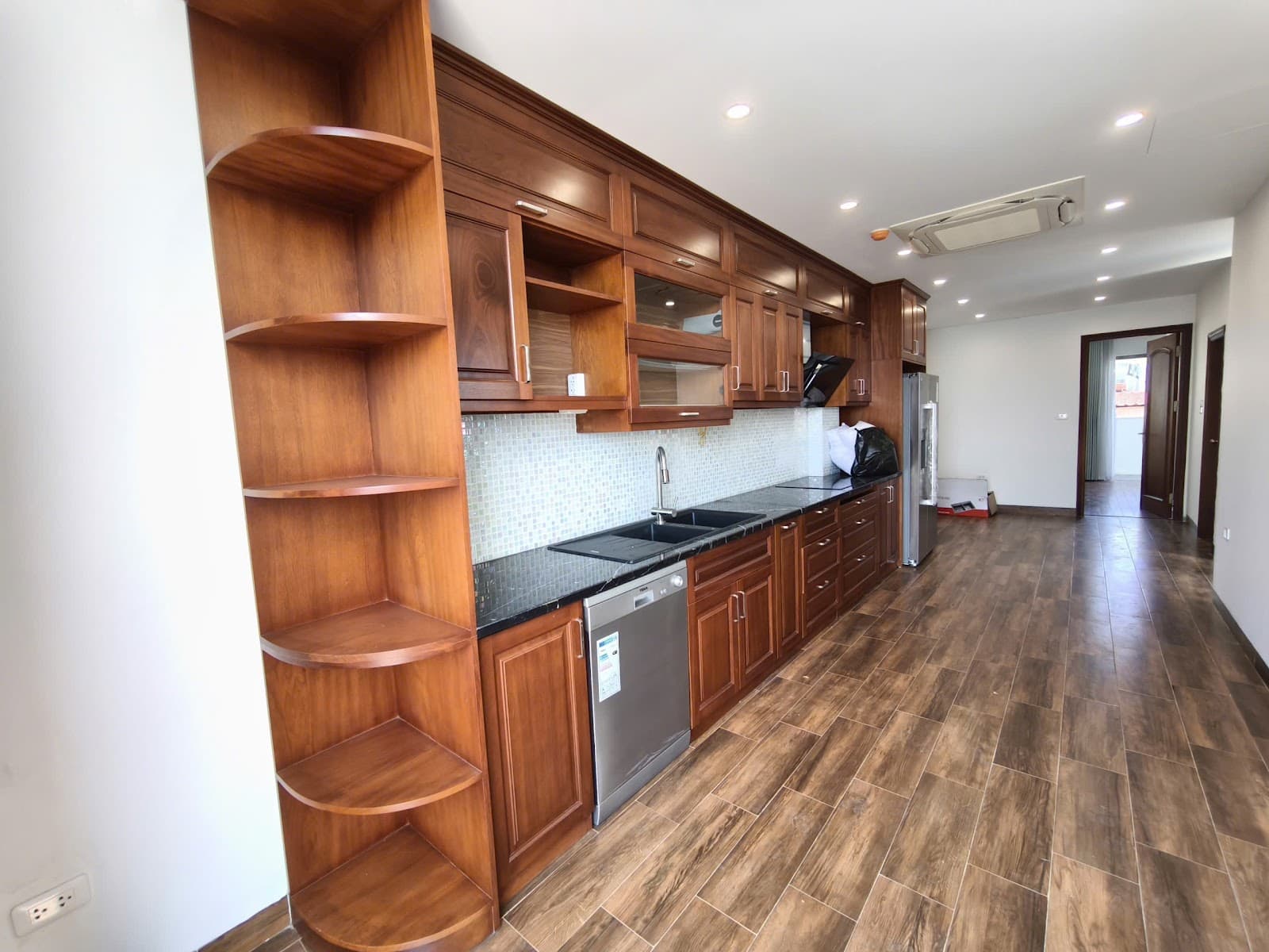 Top Floor Lake View 1-Bedroom Apartment with Terrace at 399 Au Co, Tây Hồ 3