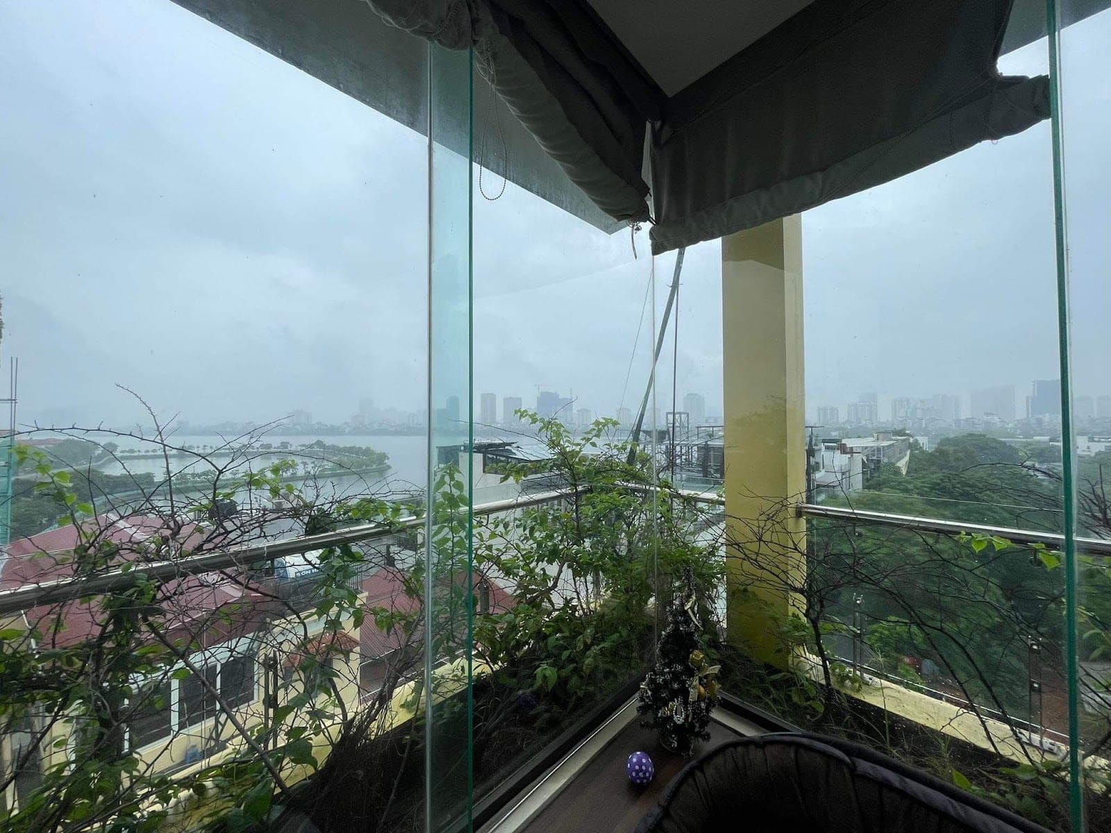 Lake View 3-Bedroom Duplex Apartment in Tây Hồ · TÔ NGỌC VÂN 2