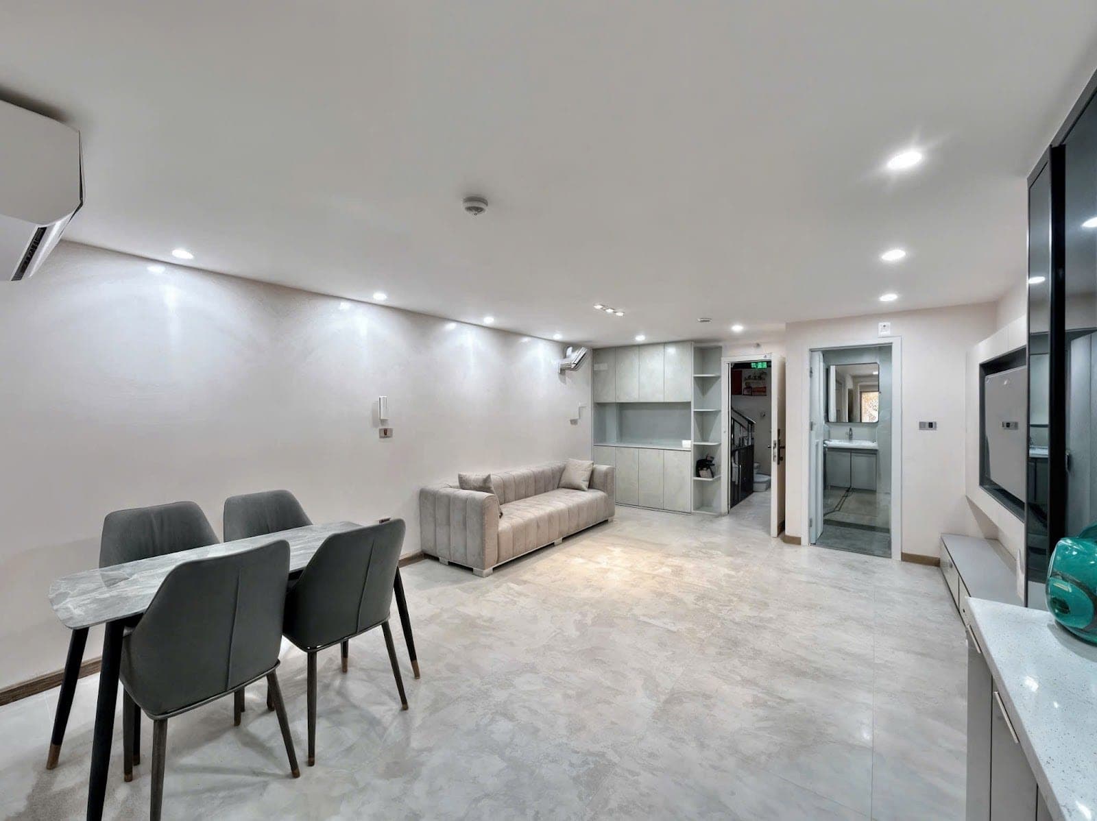 Modern 1-Bed Apartment in Tây Hồ · To Ngoc Van (Unit 5F)