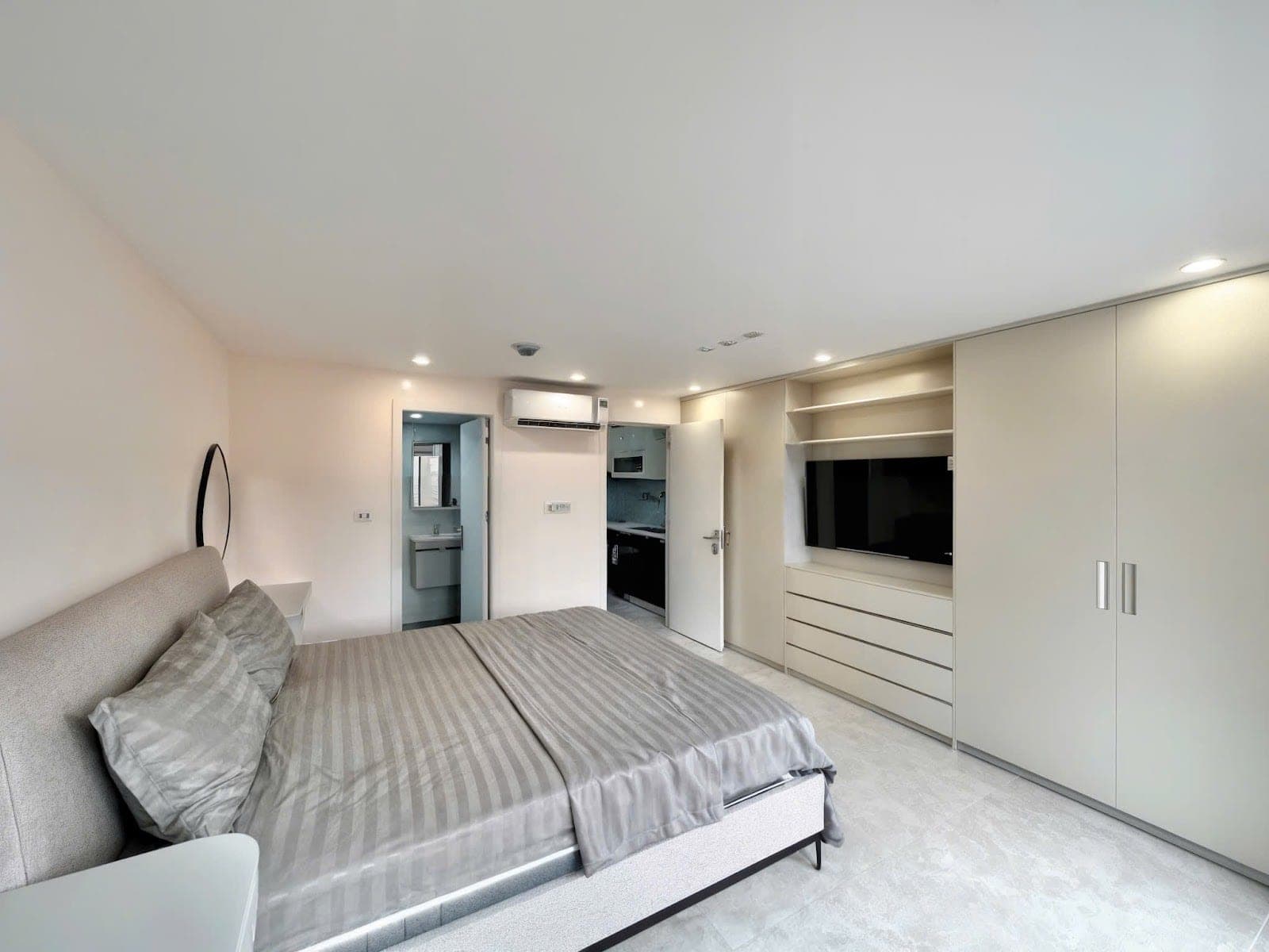 Modern 1-Bed Apartment in Tây Hồ · To Ngoc Van (Unit 5F) 3