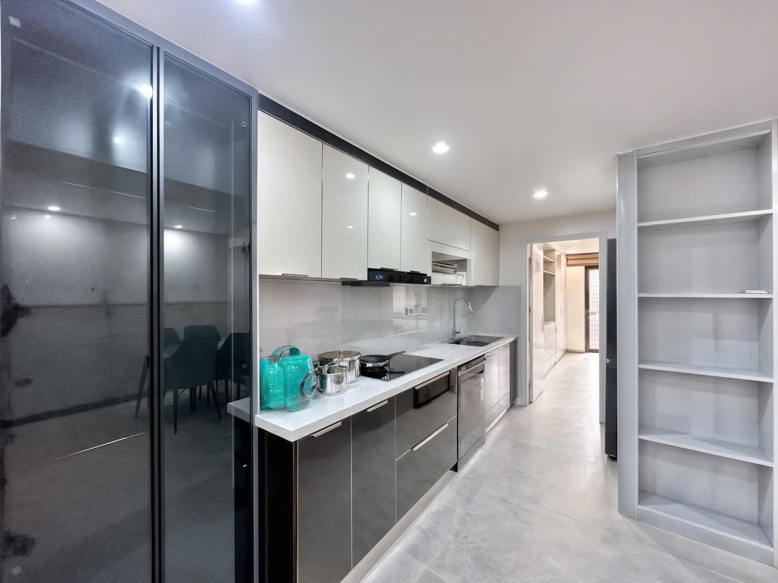 Contemporary 1-Bedroom Apartment with Balcony on To Ngoc Van, Tây Hồ 3