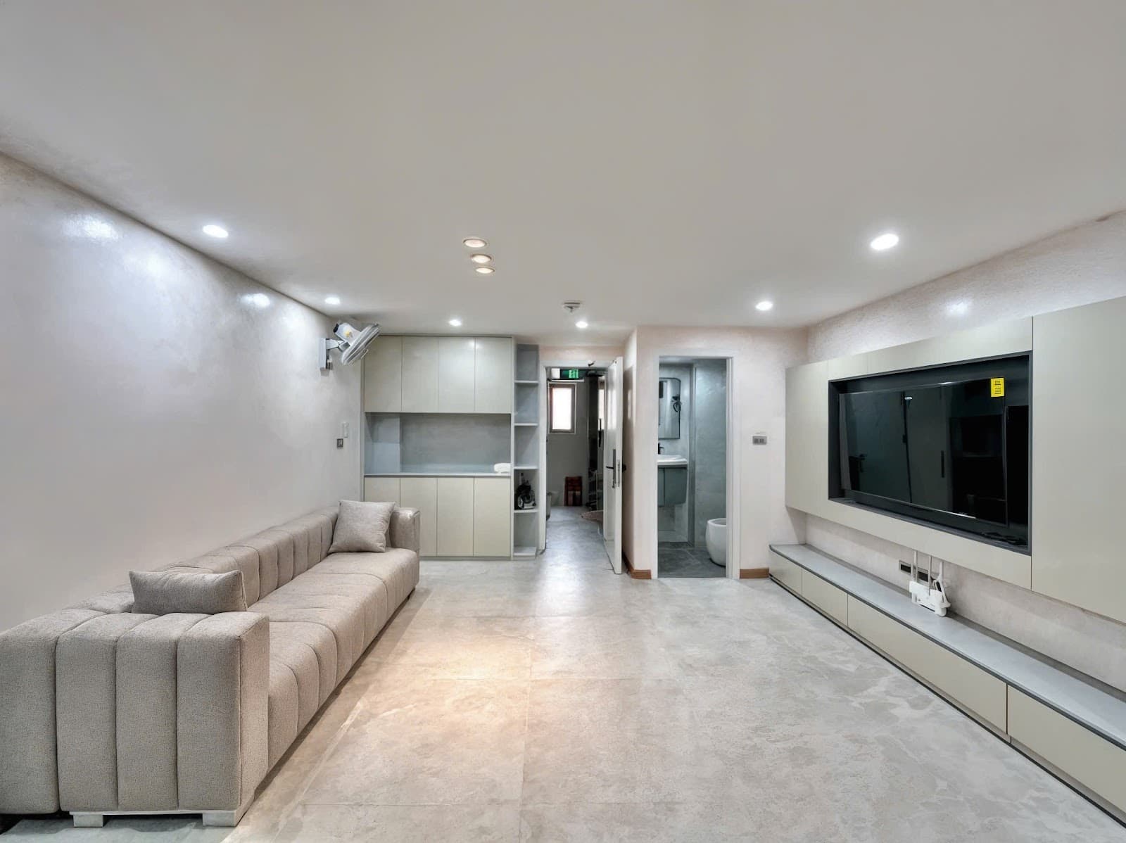 Contemporary 1-Bedroom Apartment with Balcony on To Ngoc Van, Tây Hồ 2