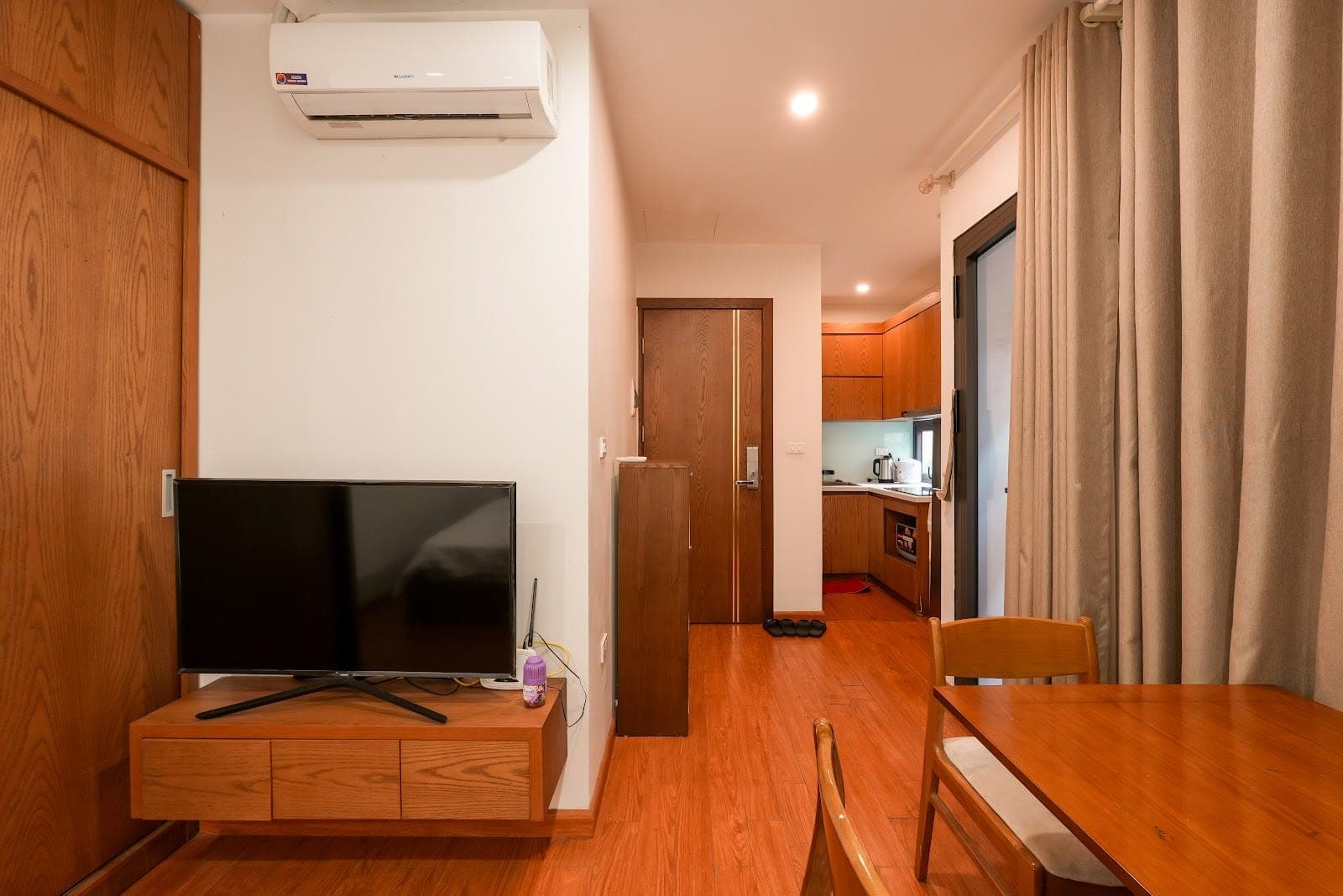 Balcony Studio for Rent in Ba Dinh, Hanoi