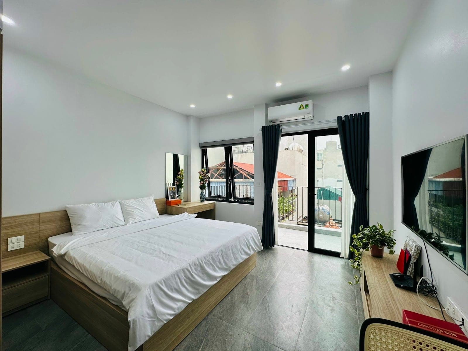 Balcony 1-Bed Apartment for Rent in West Lake, Hanoi