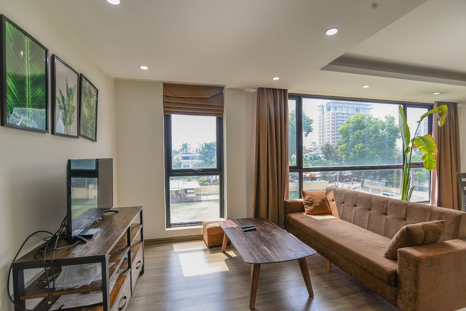 Bright 2-Bedroom Apartment with Balcony on 7 Dang Thai Mai, Tây Hồ 3
