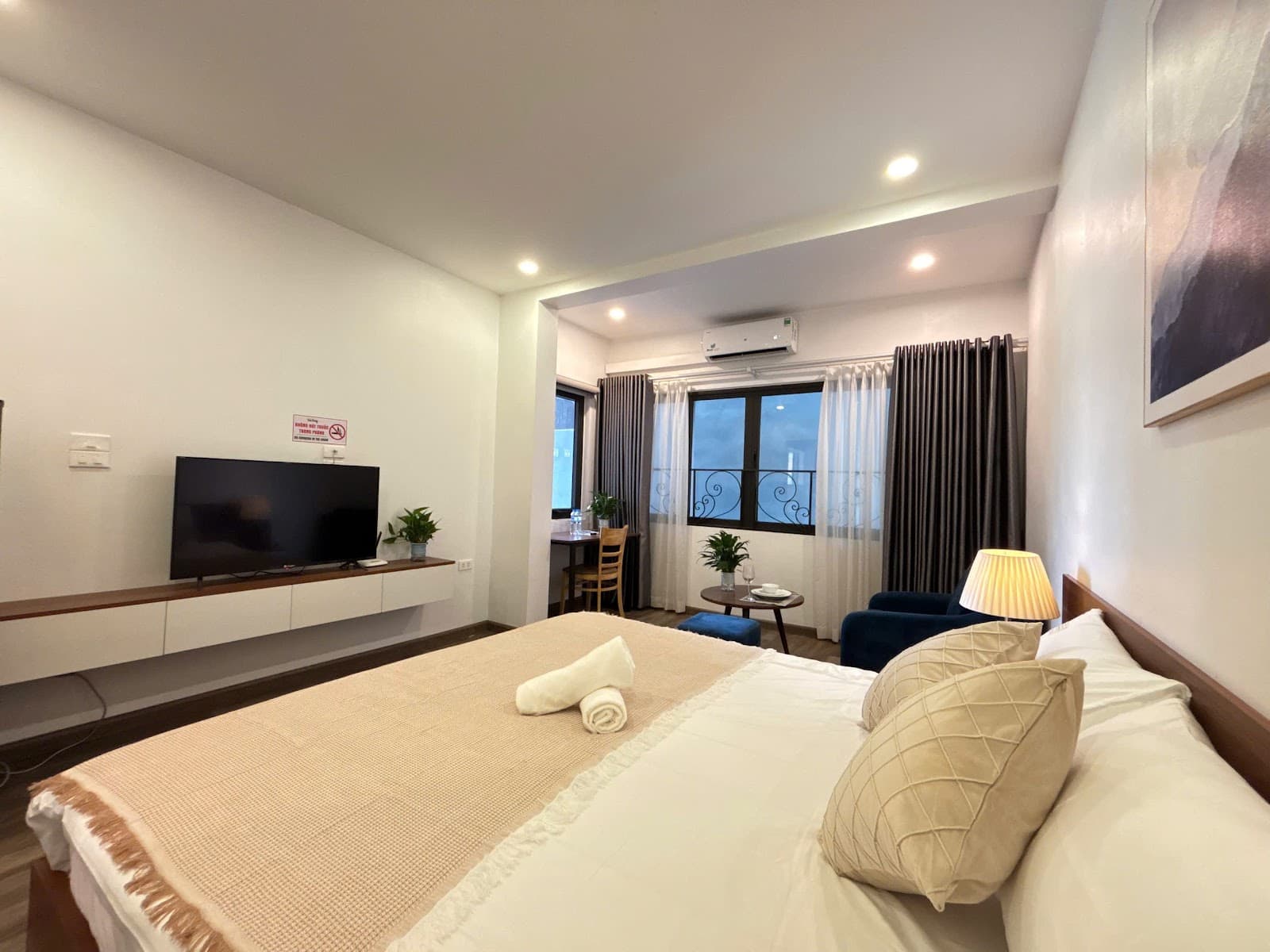 Walking Street Studio Apartment in Tay Ho 2