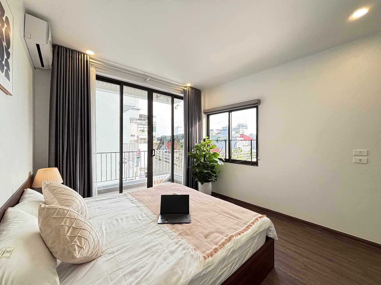 Cozy Naturally-Lit 1-Bedroom Apartment in Tay Ho