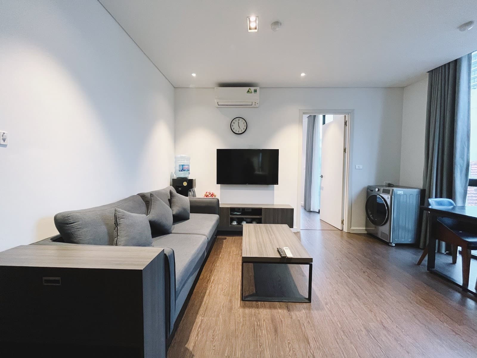 Balcony 1-Bed Apartment in Tây Hồ · No. 2B Lane 25 Tay Ho · Unit 401 2