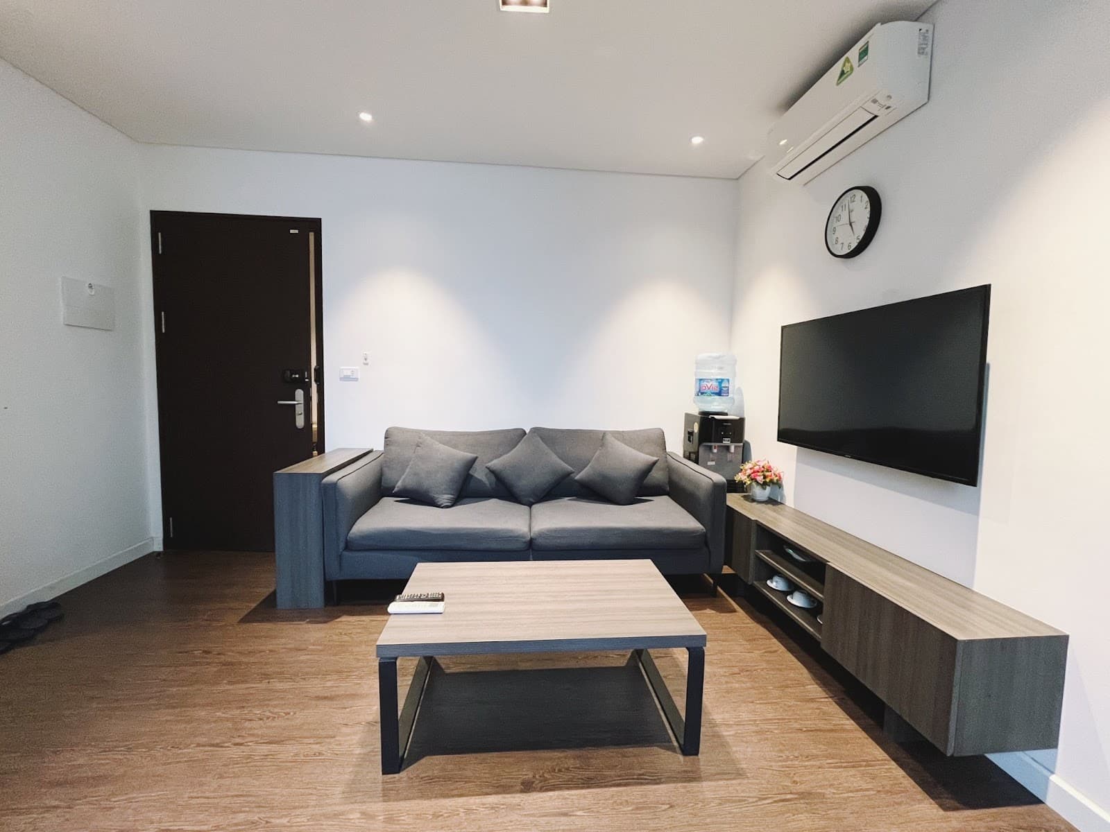 Balcony 1-Bed Apartment in Tây Hồ · No. 2B Lane 25 Tay Ho · Unit 401 3