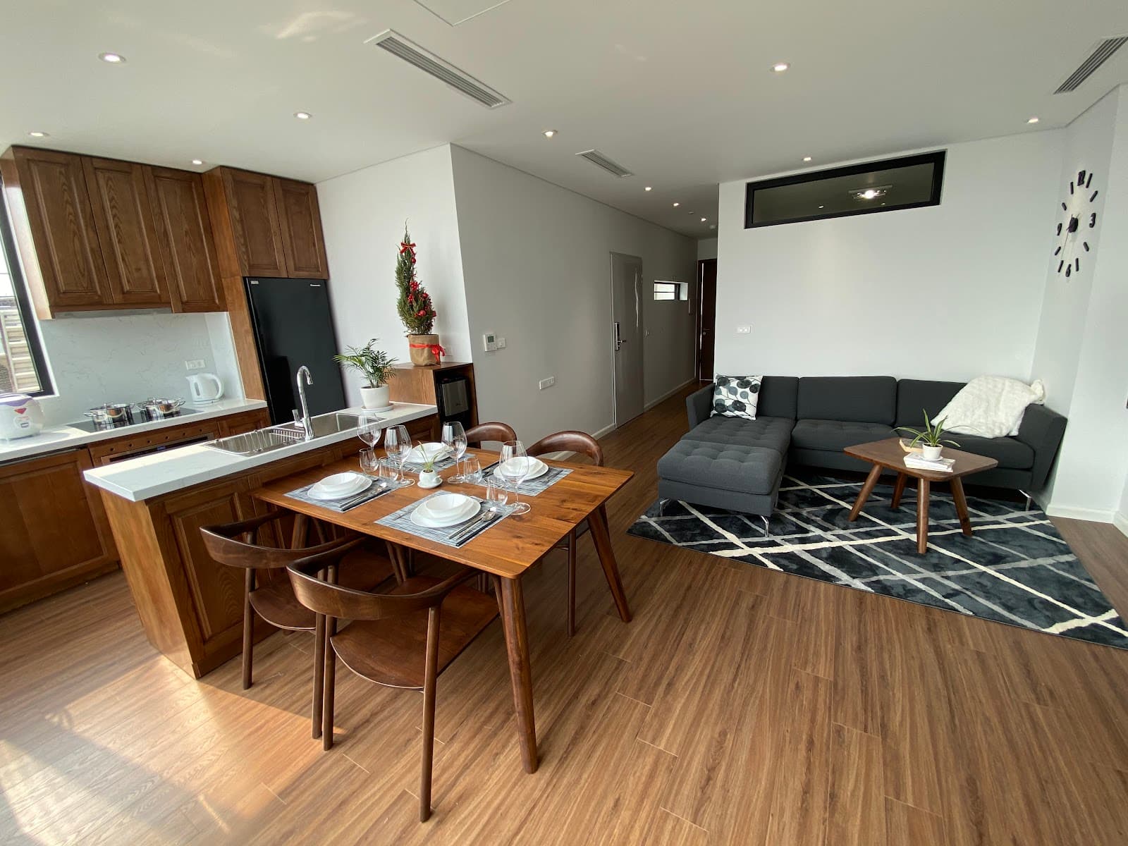 Lake View 2-Bedroom Apartment in Tây Hồ · Tu Hoa