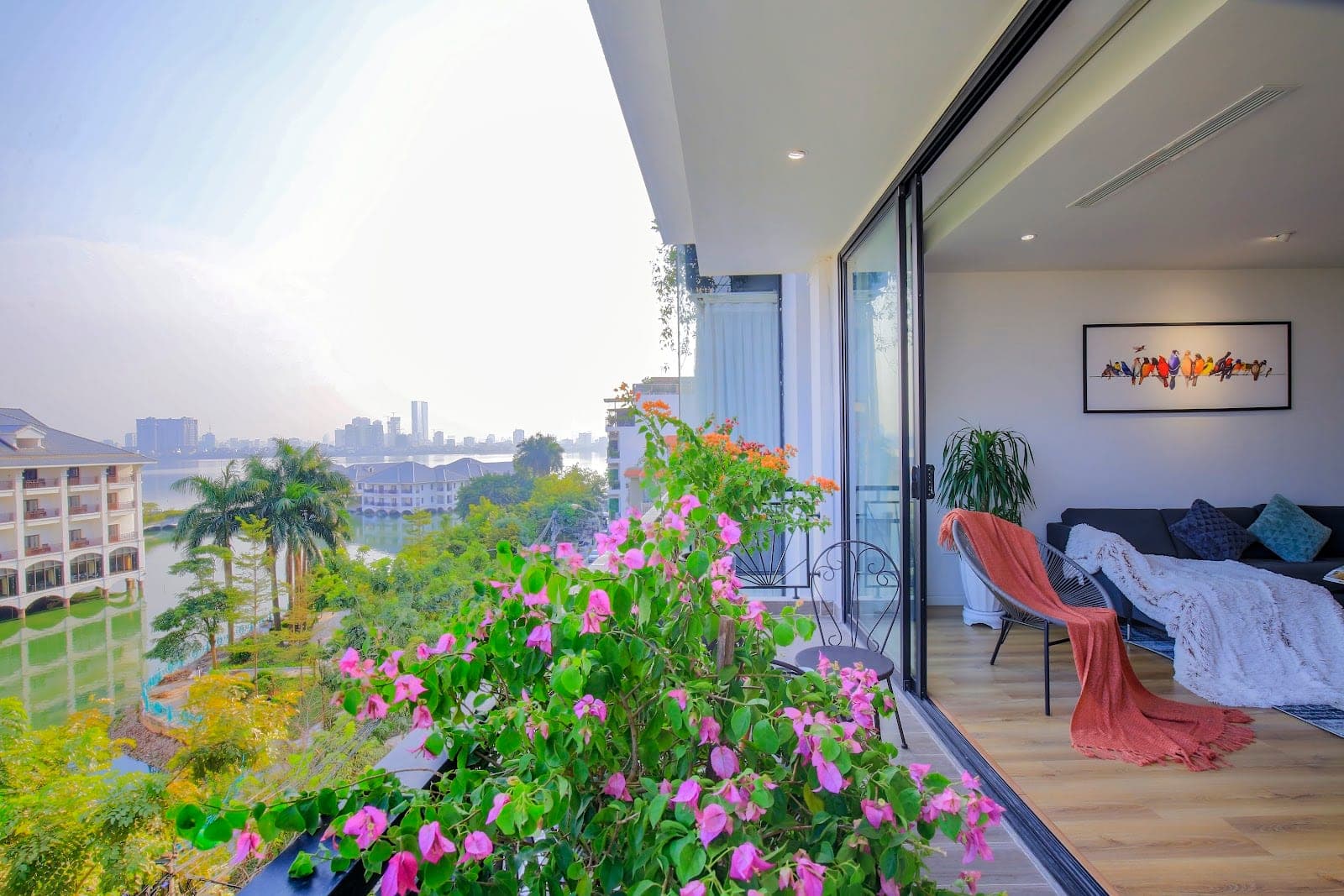 Lake View 2 Bedroom Apartment in Tây Hồ · Tu Hoa · Ref 5B85CC 2